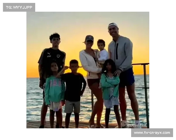 C罗携手儿女共度亲子时光，温馨照片感动球迷